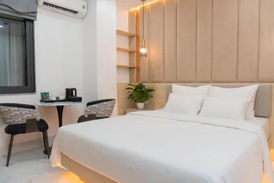 Queen Room — A89 West Lake Hotel